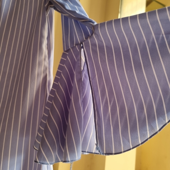 Bell sleeve vertical striped Shift dress. - Picture 5 of 8